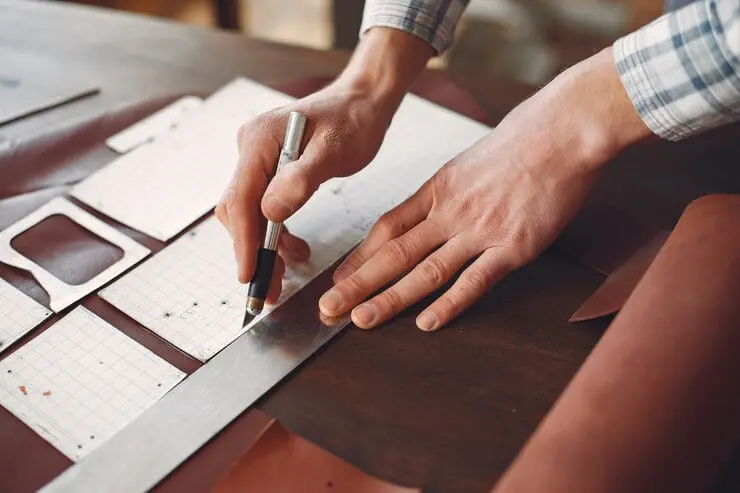 Man studio creates leather ware 1157